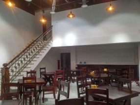Phút giây thư giãn cùng bạn bè trong phòng Cafe